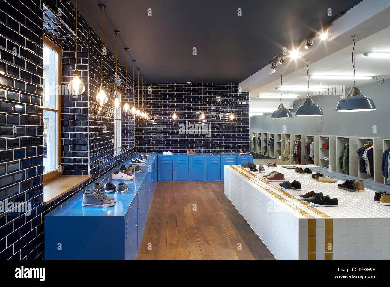 Fred Perry, München, München, Deutschland. Architekt: BuckleyGrayYeoman,  2012. Schwarz gefliest Verkaufsraum mit Display Schließfächer  Stockfotografie - Alamy