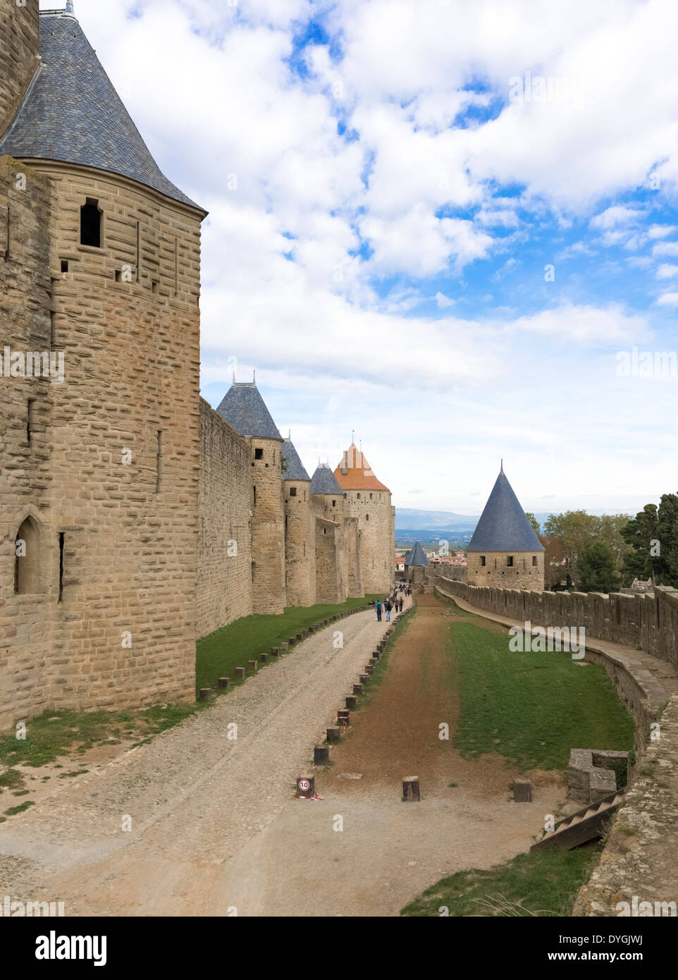 Carcassonne, Frankreich - 2. November 2013: Blick auf die mittelalterlichen Mauern umgebene Stadt Carcassonne und seine Burg an einem sonnigen Tag. Stockfoto