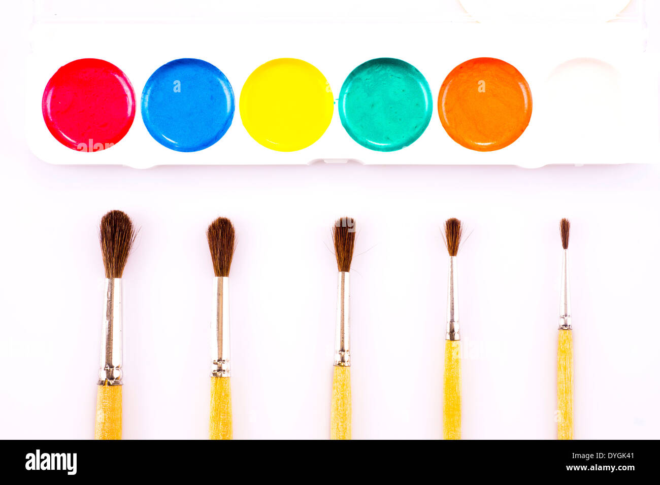 Satz von Aquarell-Farben und Pinsel auf weiß Stockfoto