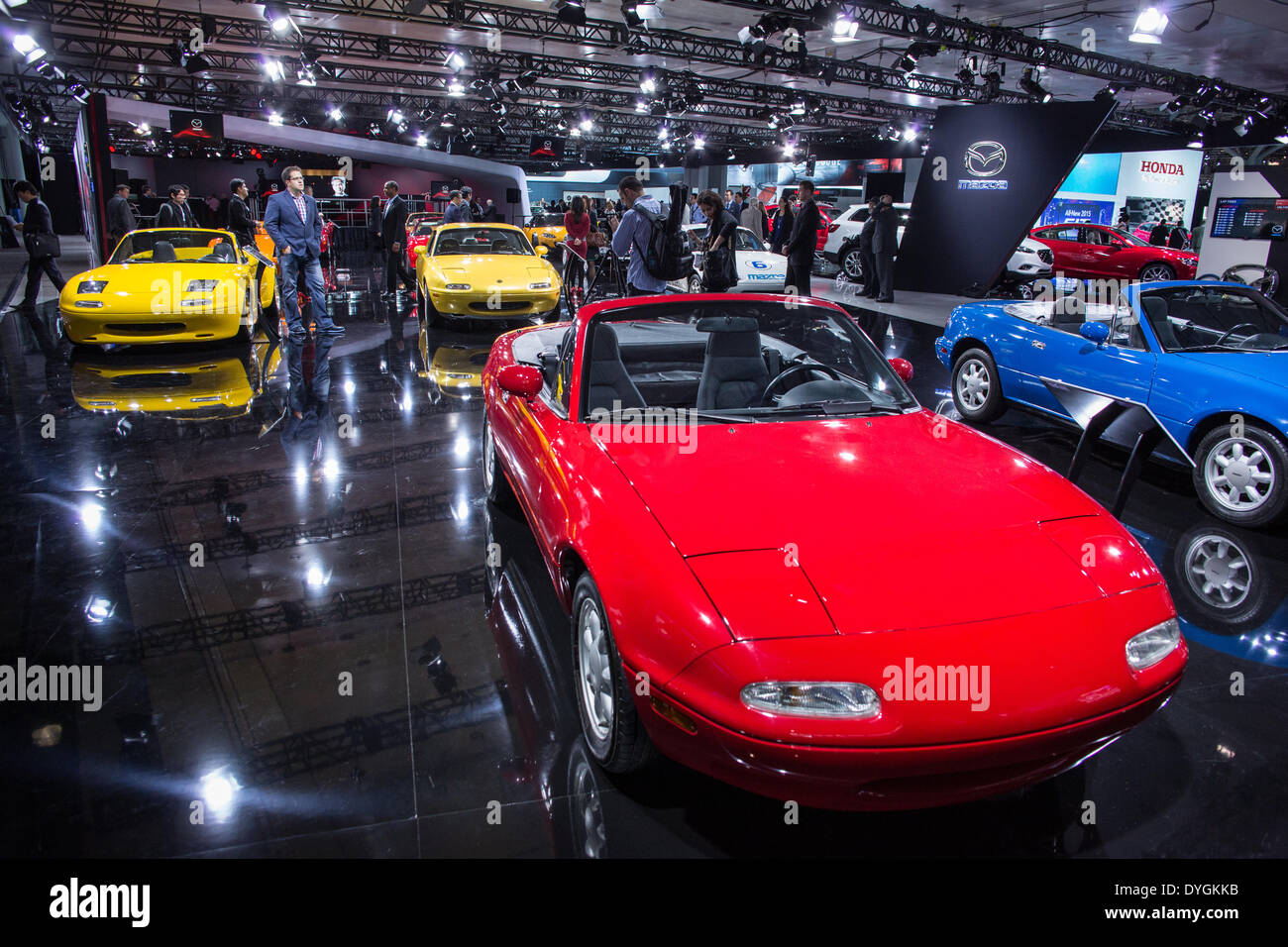 New York, USA. 16. April 2014. Mazda Stand verfügt über eine Sammlung seiner Miata Auto Modelle zur Feier des 25. Modelljahr. Die rote Miata im Vordergrund ist ein 1990-Modell. Bildnachweis: Ed Lefkowicz/Alamy Live-Nachrichten Stockfoto