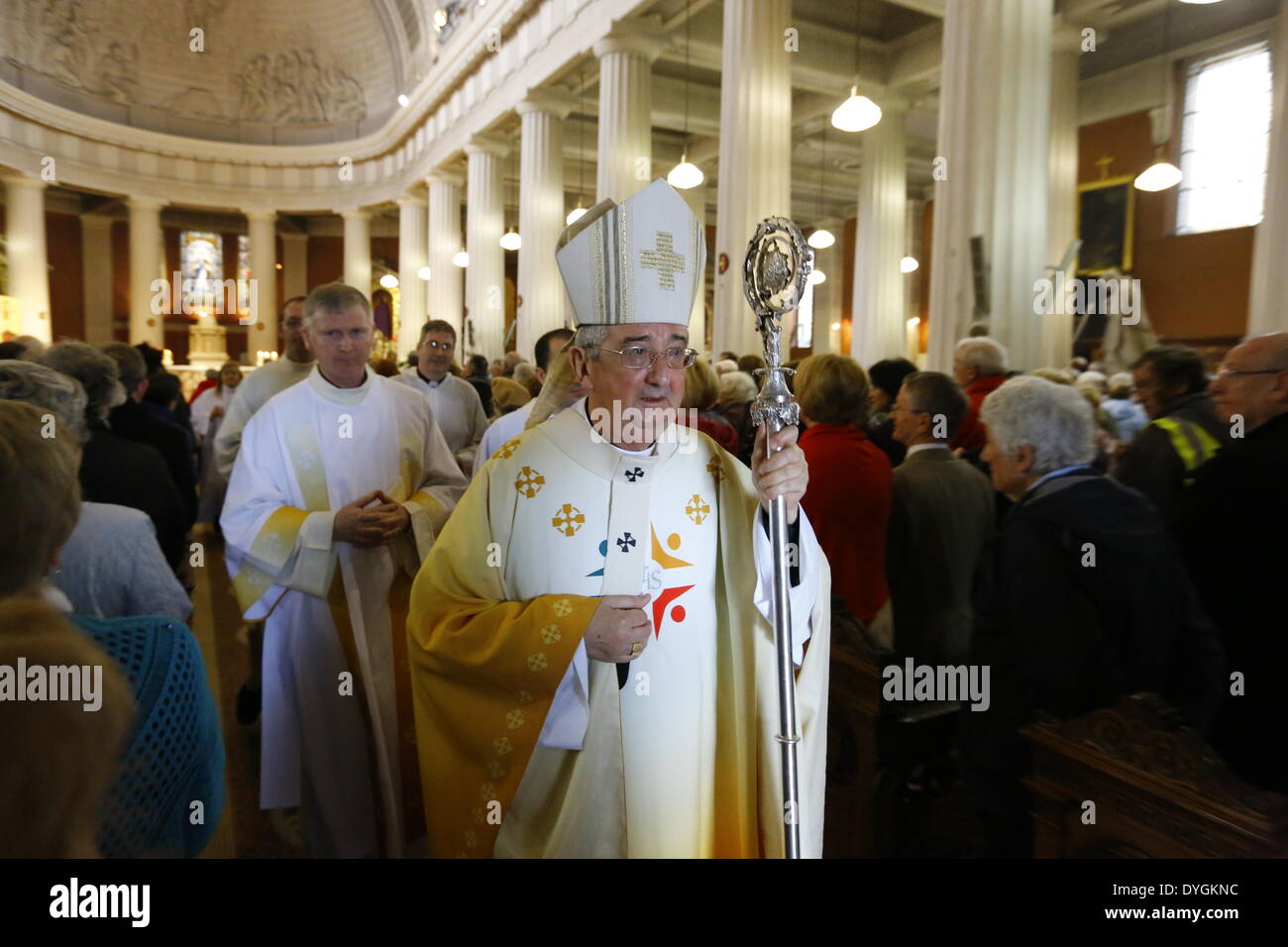 Dublin, Irland. 17. April 2014. Der Erzbischof von Dublin Diarmuid Martin Prozesse aus St. Mary's pro-Cathedral.  Dublins Erzbischof Diarmuid Martin führte die Chrisam-Messe in Dublins Str. Marys pro-Kathedrale. Die Masse, die traditionell am Gründonnerstag stattfindet, sieht die Heiligen Öle für das kommende Jahr gesegnet. Es nahmen geistliche aus allen Pfarreien in der Diözese. Bildnachweis: Michael Debets/Alamy Live-Nachrichten Stockfoto