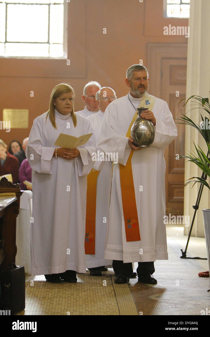 Dublin, Irland. 17. April 2014. Die Ungeweihten Öle werden auf dem Altar durchgeführt. Dublins Erzbischof Diarmuid Martin führte die Chrisam-Messe in Dublins Str. Marys pro-Kathedrale. Die Masse, die traditionell am Gründonnerstag stattfindet, sieht die Heiligen Öle für das kommende Jahr gesegnet. Es nahmen geistliche aus allen Pfarreien in der Diözese. Bildnachweis: Michael Debets/Alamy Live-Nachrichten Stockfoto