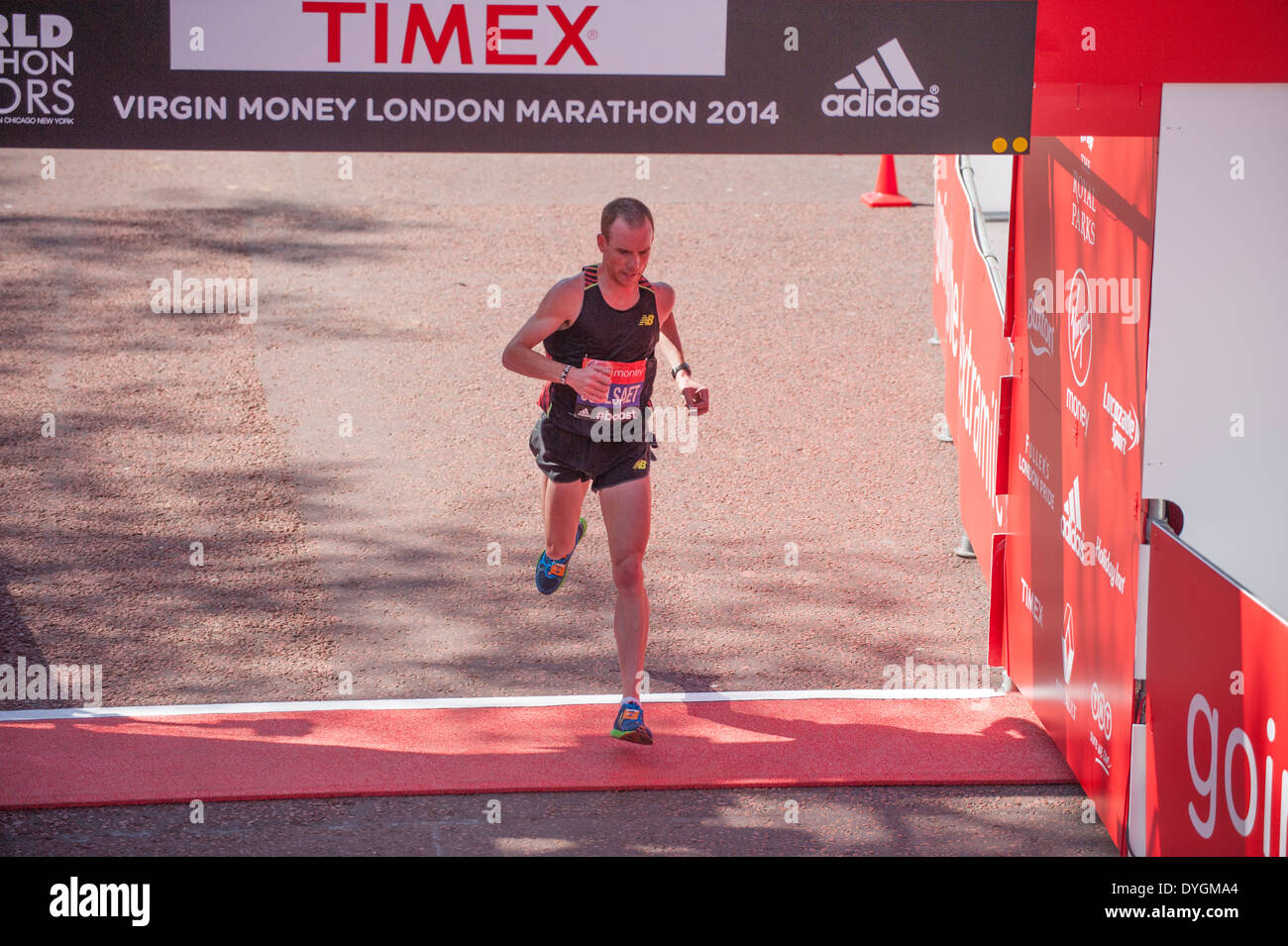 Reid Coolsaet of Canada Abschluss der Jungfrau Geld London Marathon 2014 Stockfoto