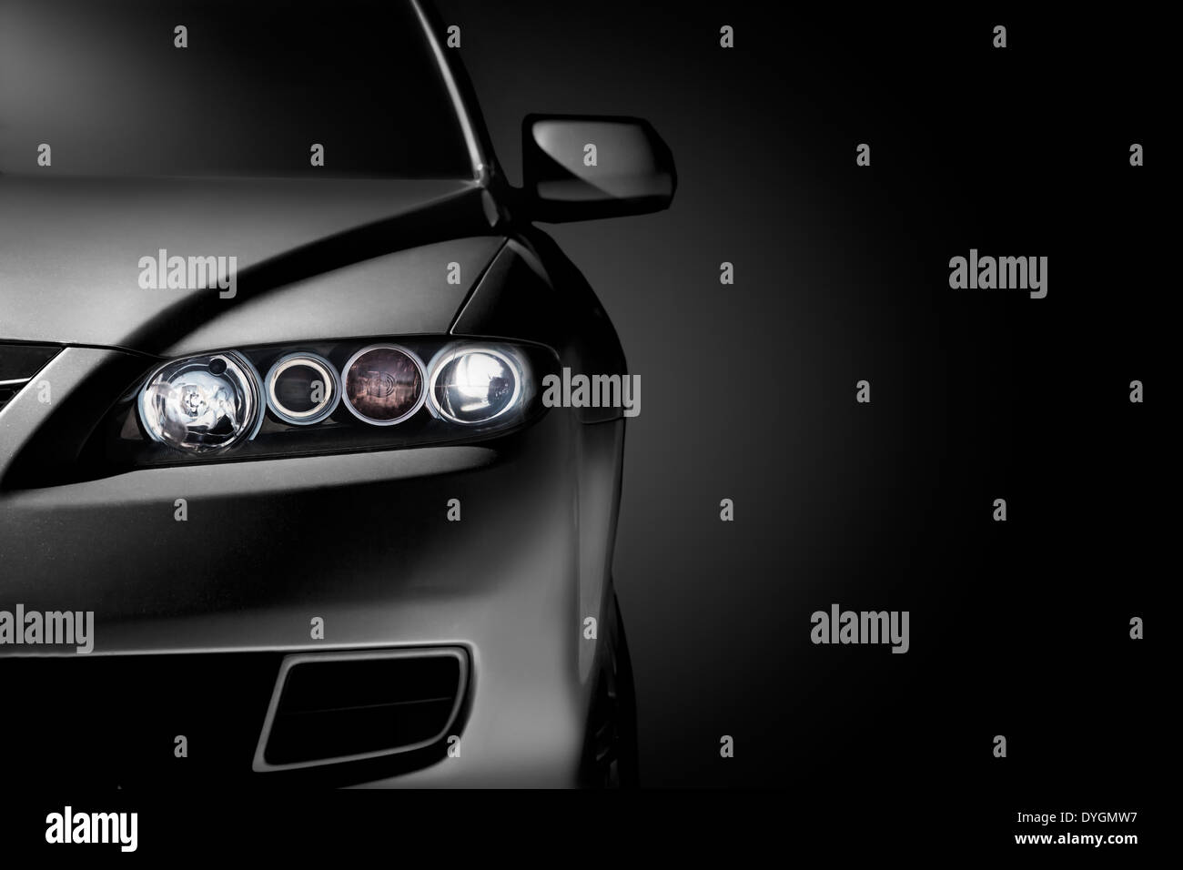 Graue modernes Auto Closeup auf schwarzem Hintergrund. Stockfoto
