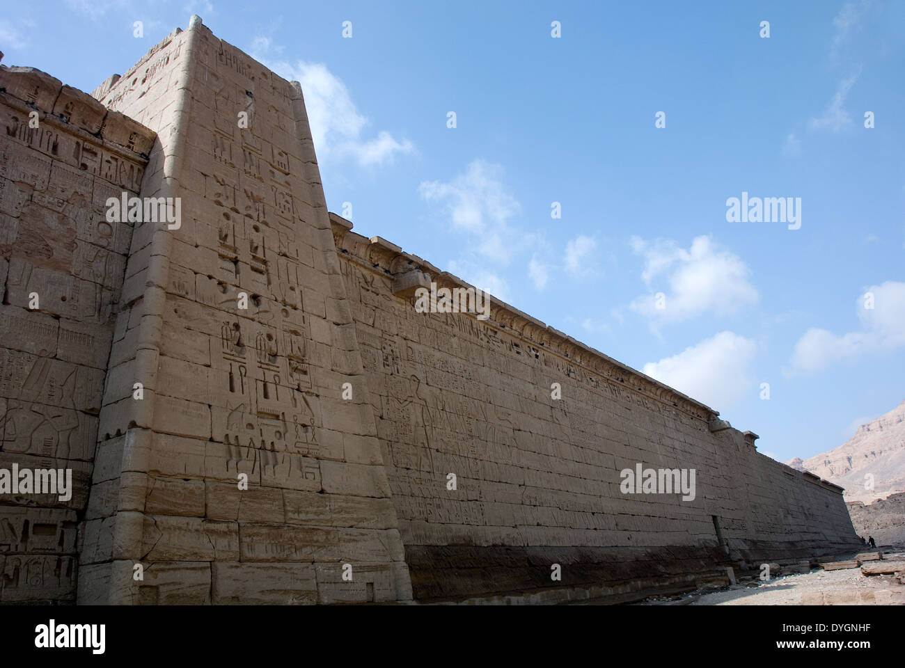Tempel von Ramses III (1198-1167 v. Chr. – XX ° Dyn.) bei Medinet Habu:view der rechten Außenwand. Stockfoto