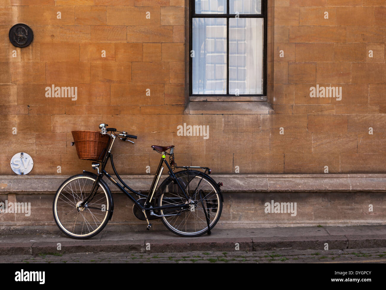 Einzelnes Fahrrad gelehnt Wand in Cambridge Stockfoto