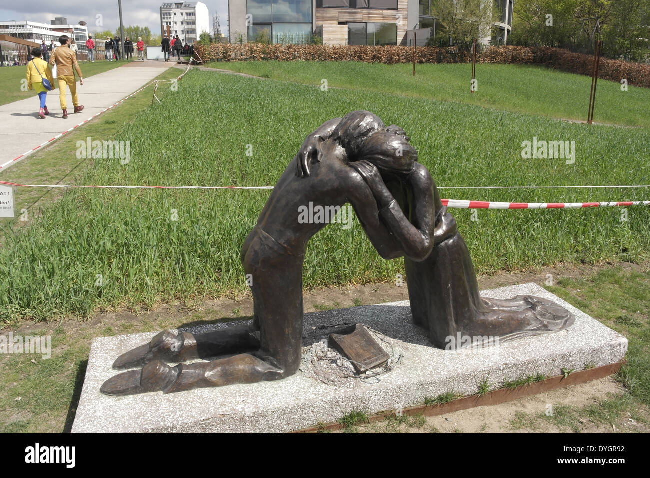 Sonnige Wiesen Ansicht des 2. Weltkrieges Versöhnung Skulptur, Kapelle der Versöhnung, die Gedenkstätte Berliner Mauer, Bernauer Straße Stockfoto