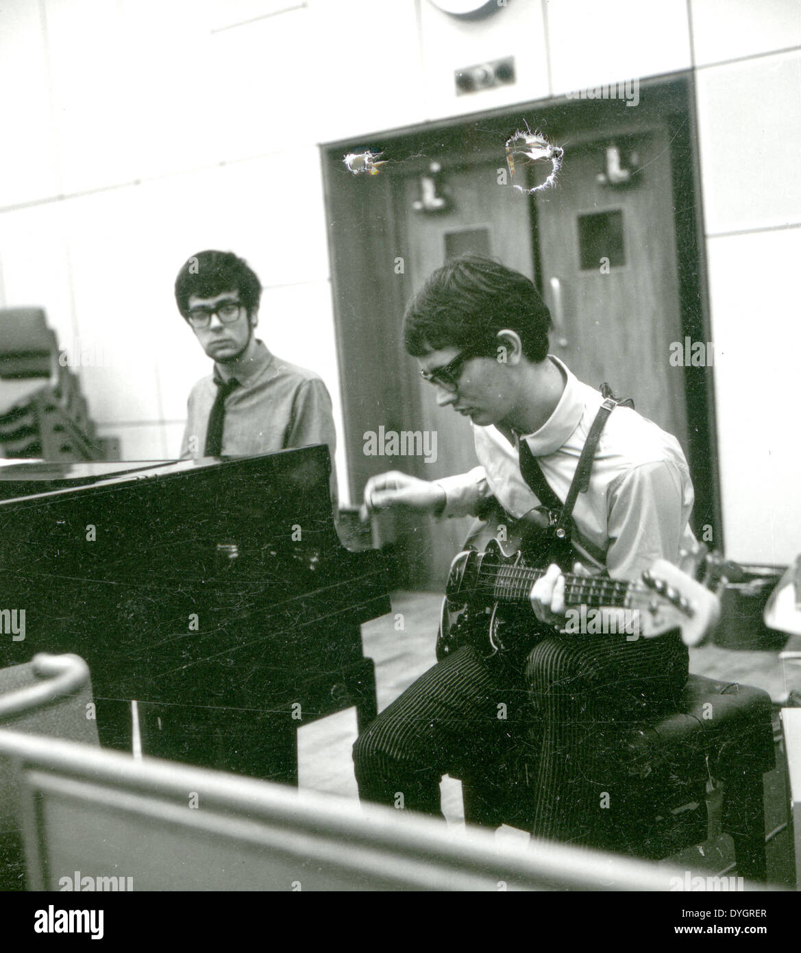 MANFRED MANN UK pop Gruppe in einem Tonstudio im September 1964 mit Manfred auf der linken Seite und Tom McGuinness Stockfoto