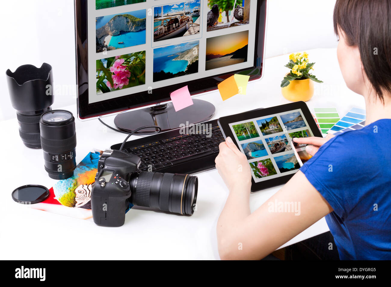 Foto-Editor auf Computer und gebrauchte Grafiktablett arbeiten. Stockfoto