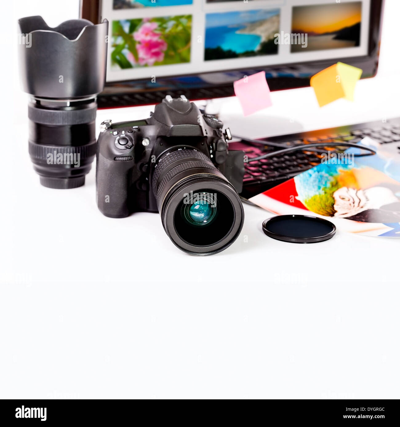 Fotografie-Konzept. Digital-Kamera, Monitor und Fotos auf weißem Hintergrund. Stockfoto