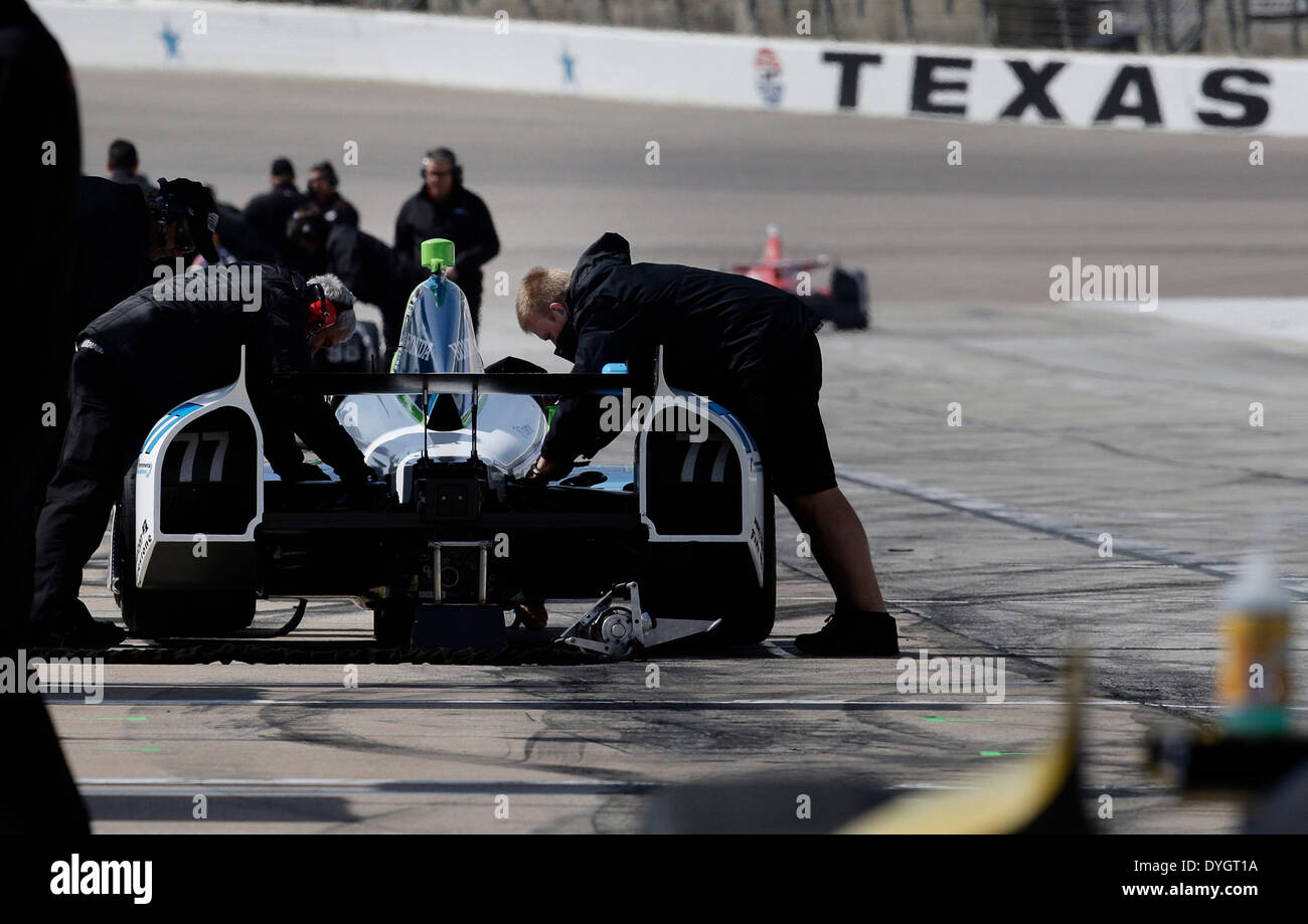 16. April 2014 - ft. Worth, Texas, USA - Apr.16, 2014. Ft. Worth, TX, USA.  IndyCar Racing League Teams versuchten, starkem Wind und kühlen Temperaturen während Testfahrten auf dem Texas Motor Speedway in ft. Worth, Tx. zu überwinden (Credit-Bild: © Ralph Lauer/ZUMAPRESS.com) Stockfoto