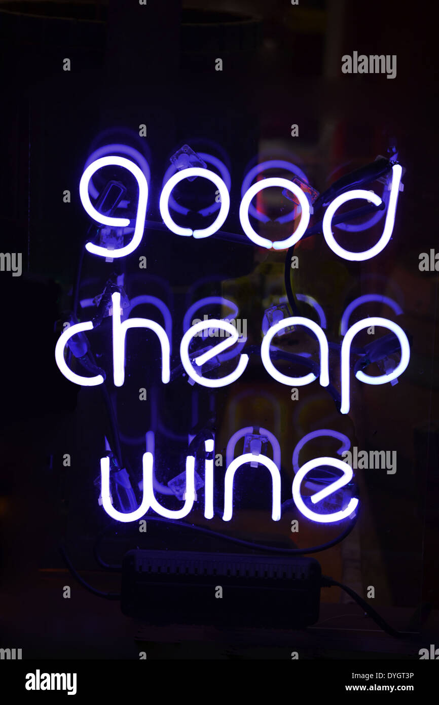Eine weiße Neonschild mit der Aufschrift gute billigen Wein Stockfoto