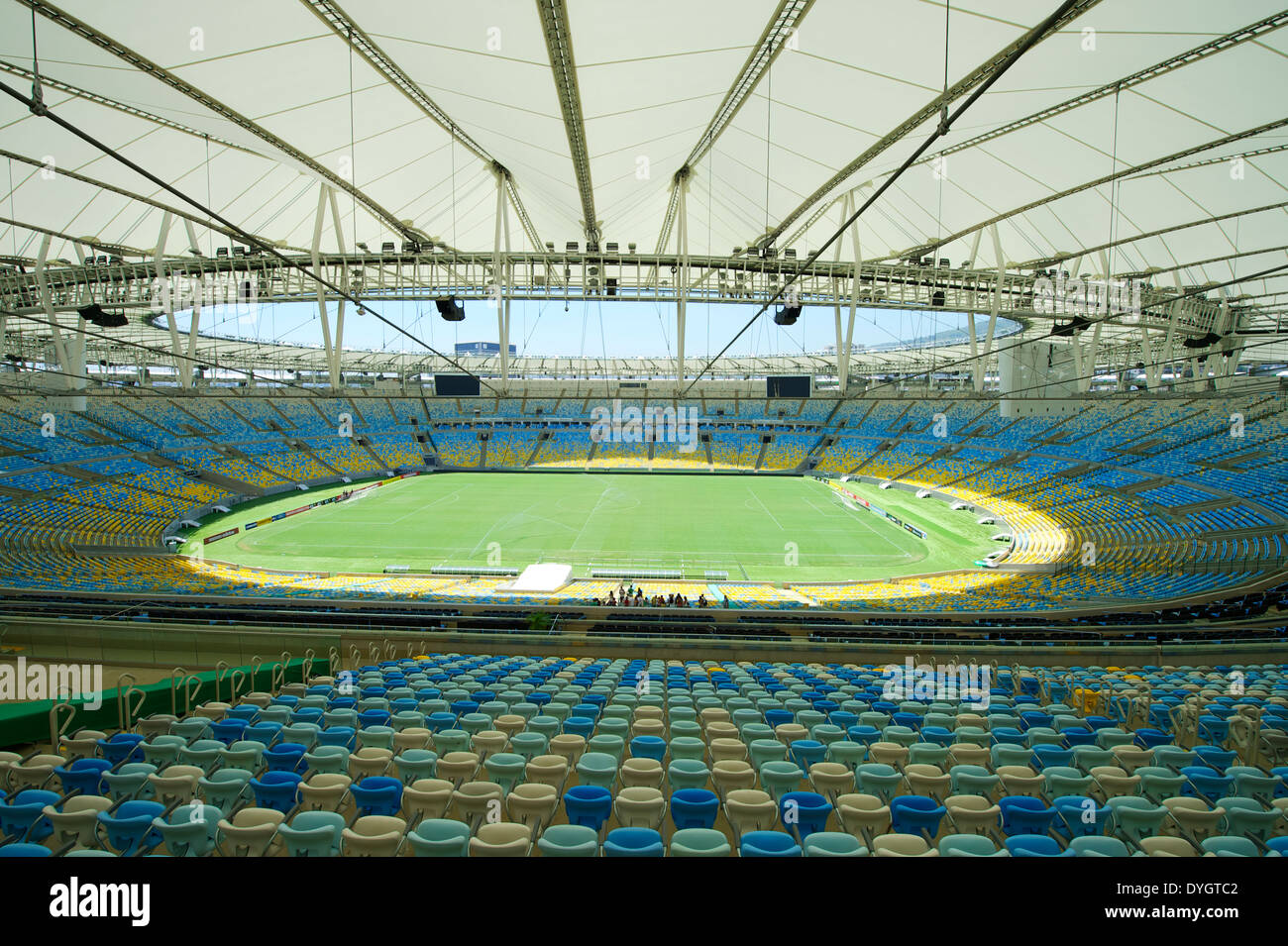 RIO DE JANEIRO, Brasilien - 29. Januar 2014: Ansicht des Maracana Fußballstadion Fußball und mit einer Neigung von der Tribüne. Stockfoto