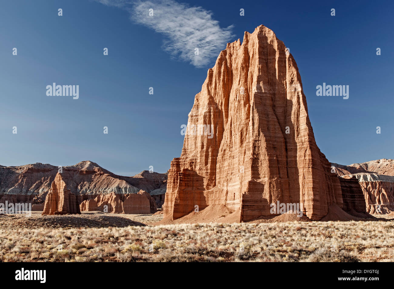 Tempel der Sonne (R), Tempel des Mondes (L) und Sandstein bluffs, Cathedral Valley, Capitol Reef National Park, Utah, USA Stockfoto