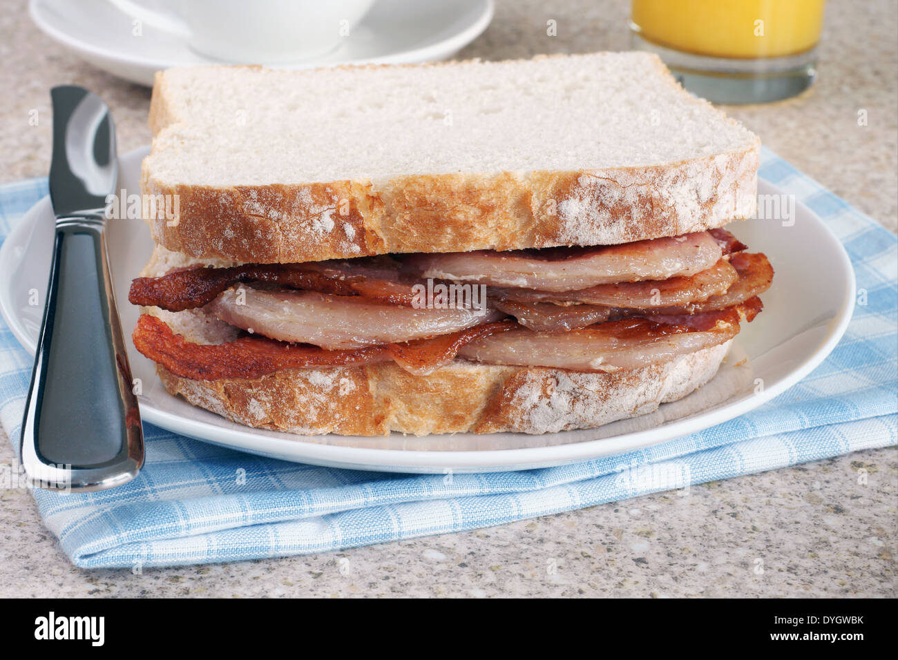 Schinken Sandwich oder Speck butty selektiven Fokus auf den Speck Stockfoto