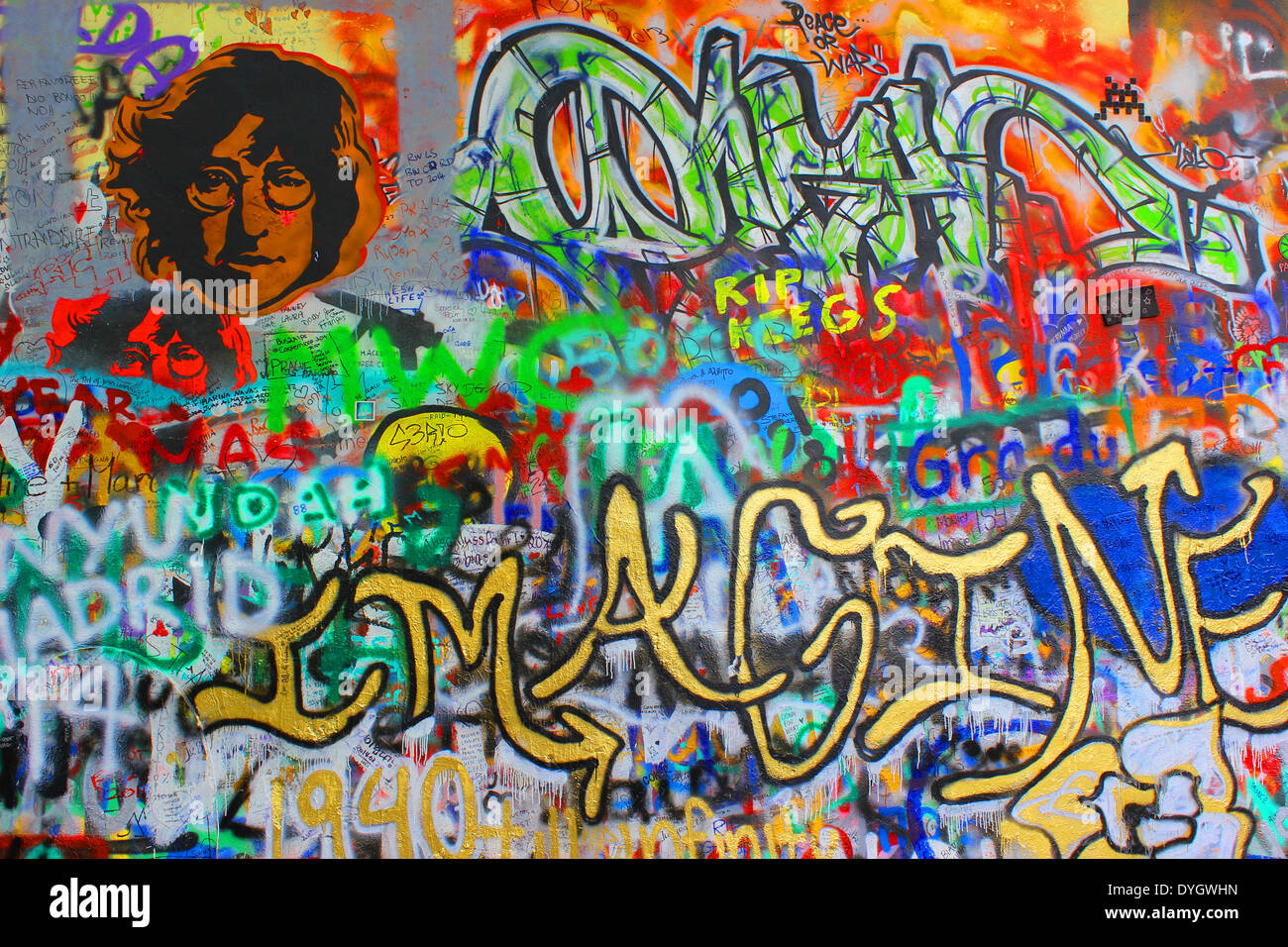 Bunte Graffiti an der berühmten John Lennon Wand in Prag, Tschechische Republik, Europa Stockfoto