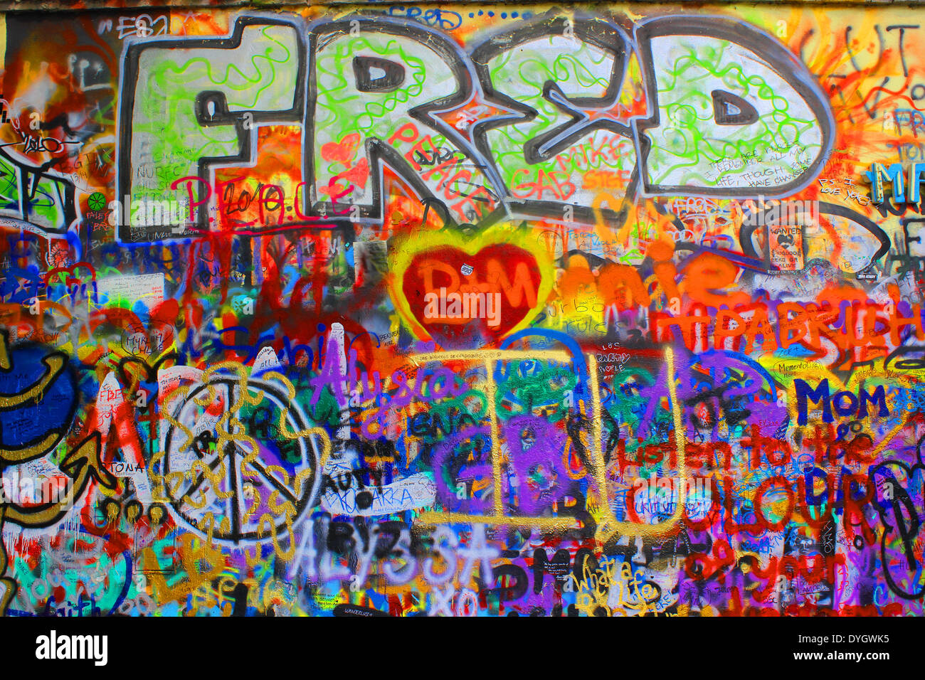 Bunte Graffiti an der berühmten John Lennon Wand in Prag, Tschechische Republik, Europa Stockfoto