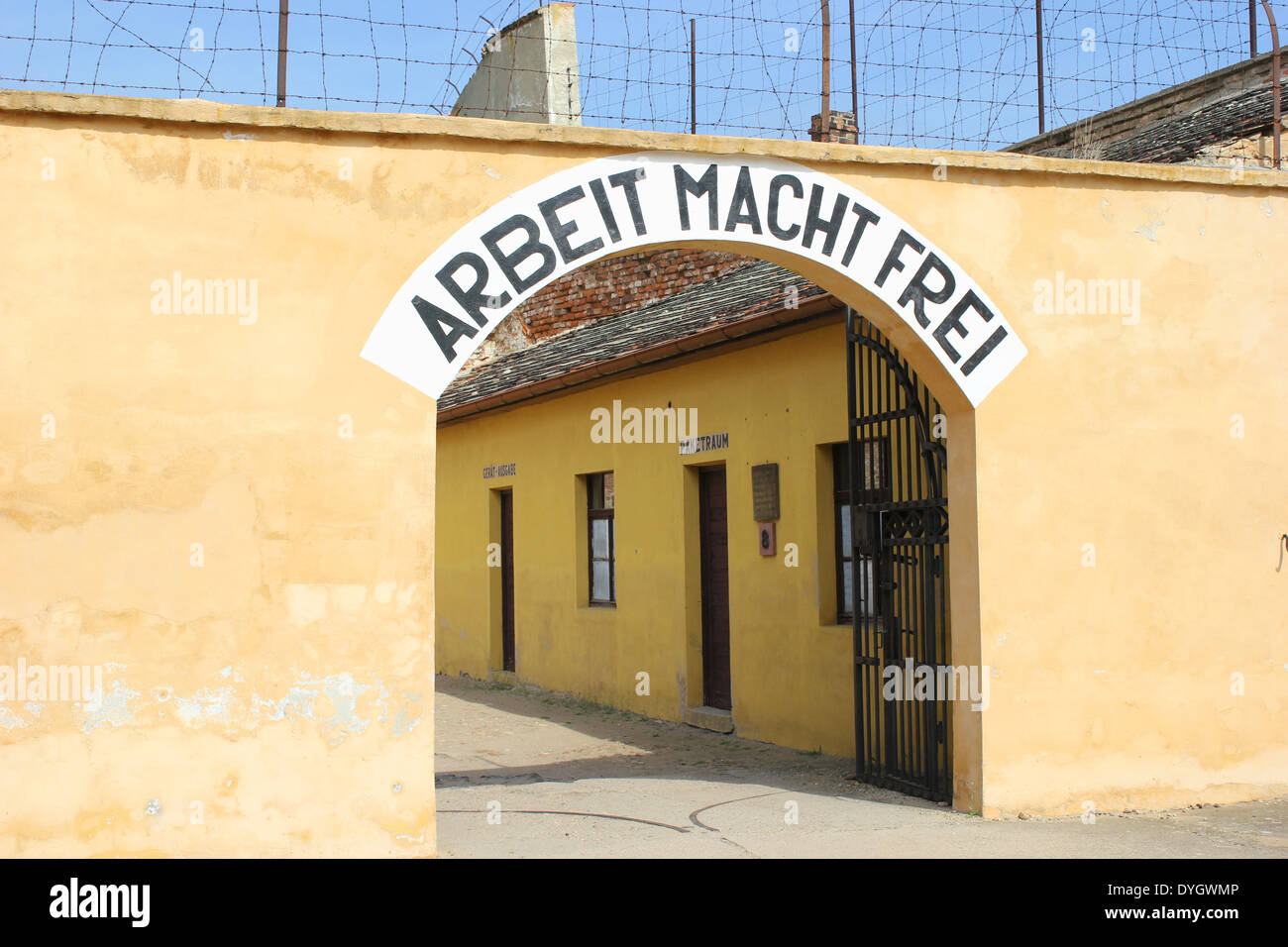 "Arbeit Macht Frei" zu unterzeichnen, am Eingang in die kleine Festung Theresienstadt Konzentrationslager in der Nähe von Prag, Tschechische Republik Stockfoto