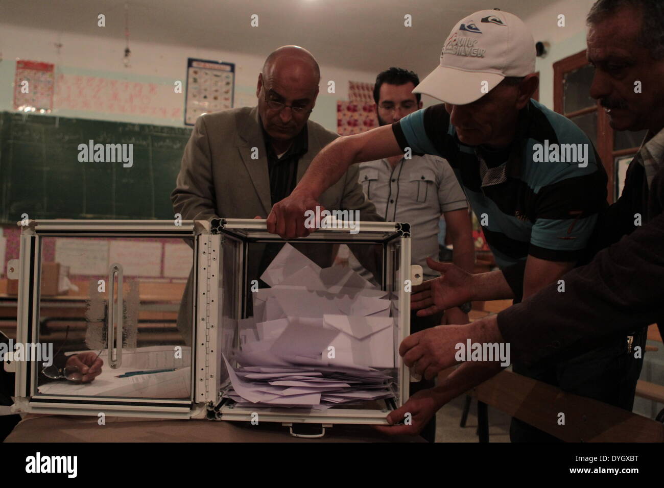 (140417)--BOUIRA (Algerien), 17. April 2014 (Xinhua)--Veranstalter, Monitore und Vertreter der 6 Kandidaten für die Präsidentschaftswahl Graf Stimmzettel in einem Wahllokal in der Ortschaft Lakhdaria in der Provinz Bouira, 100 km östlichen Algier, am 17. April 2014. (Xinhua/Mohamed Kadri) Stockfoto