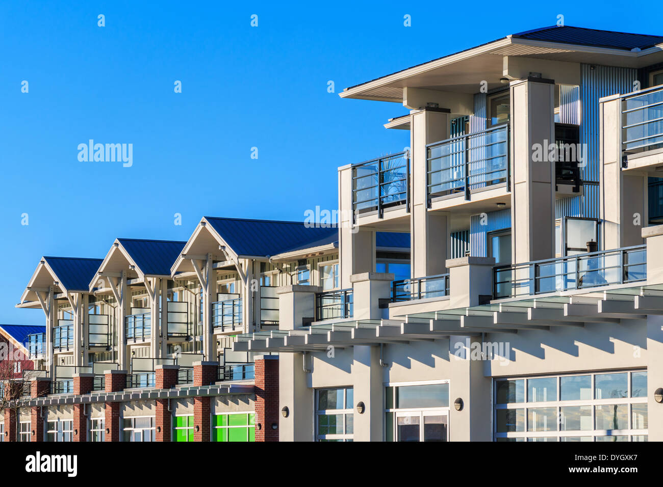 Architektonische Details des modernen Wohnblocks. Stockfoto