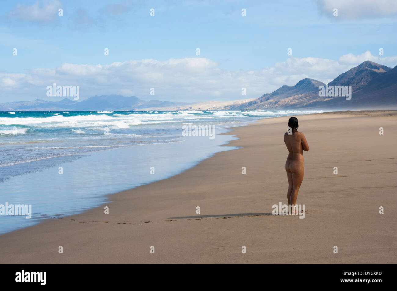 Nackte Frau am Strand von Cofete auf Fuerteventura Stockfotografie - Alamy.