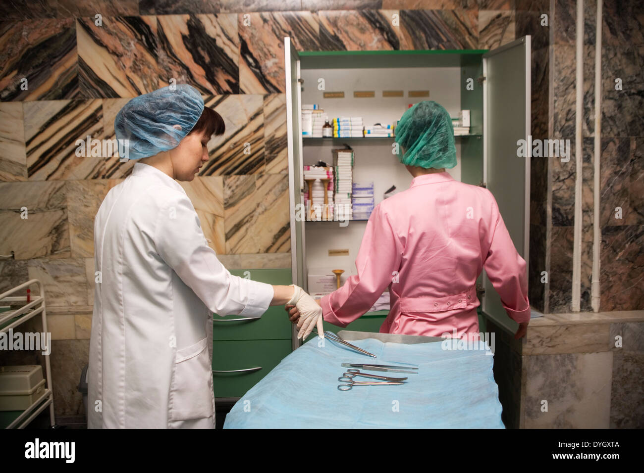 Hebamme bereitet Instrumente in einem Moskauer Krankenhaus Stockfoto