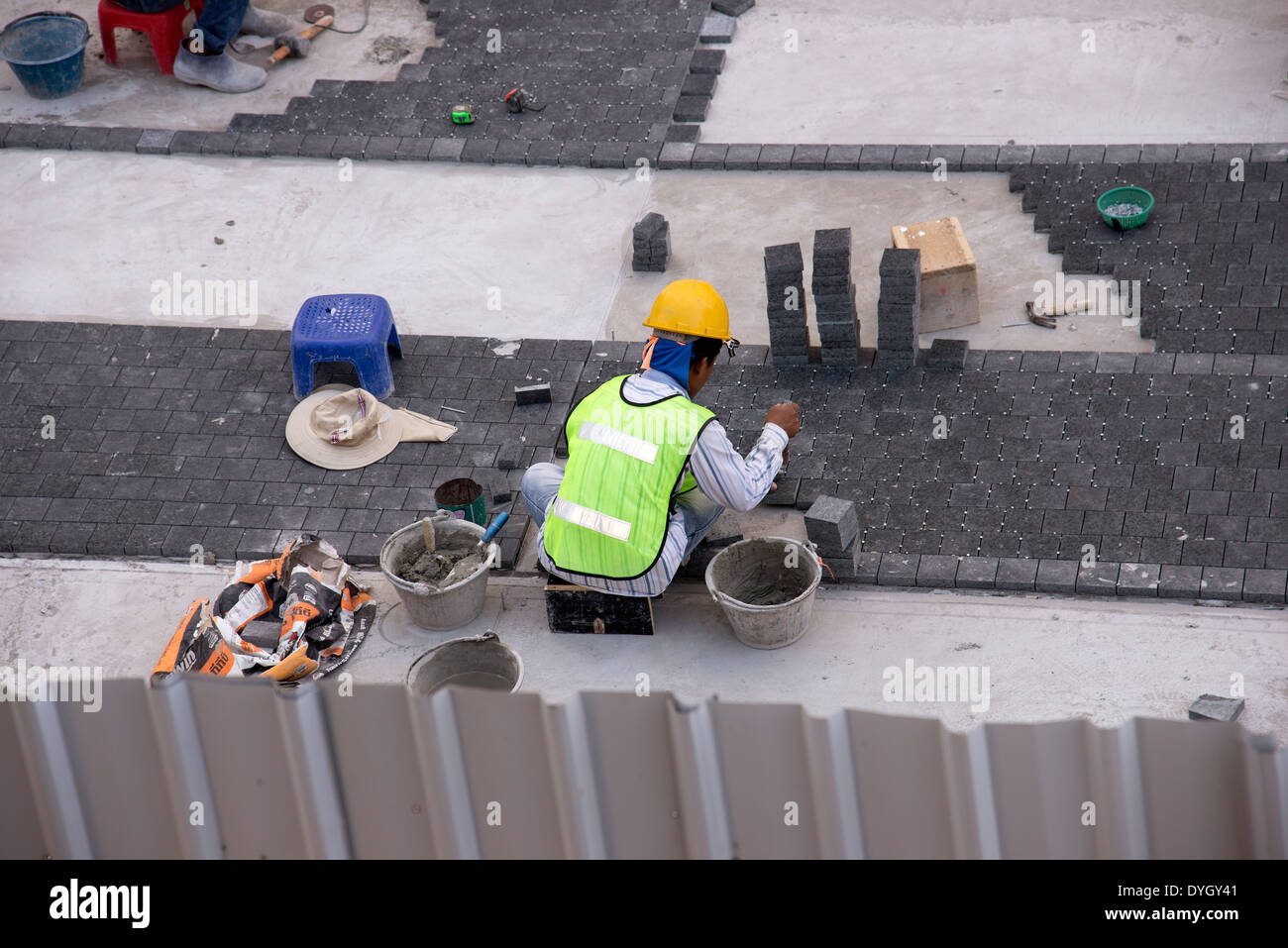 Arbeiter verlegen Block Pflaster in Bangkok Thailand Stockfoto