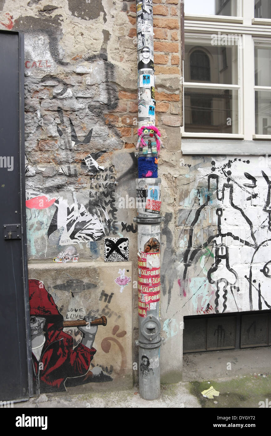 Graffiti-Gekrakel, Paste-ups, Laternenpfahl Guerilla-stricken, Cafe Cinema  Wall, Graffiti-Gasse, Haus Schwarzenberg, Berlin, Deutschland  Stockfotografie - Alamy
