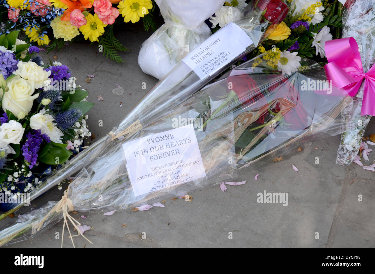 St James Square, London, 17. April 2014, WPC Yvonne Fletcher Mutter Queenie von Familie unterstützt besuchen eine Trauerfeier 30 Jahre nach ihrer Ermordung vor der libyschen Botschaft. Bildnachweis: JOHNNY ARMSTEAD/Alamy Live-Nachrichten Stockfoto