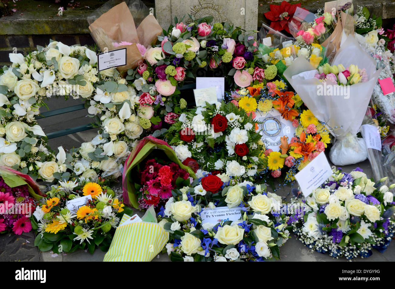 St James Square, London, 17. April 2014, WPC Yvonne Fletcher Mutter Queenie von Familie unterstützt besuchen eine Trauerfeier 30 Jahre nach ihrer Ermordung vor der libyschen Botschaft. Bildnachweis: JOHNNY ARMSTEAD/Alamy Live-Nachrichten Stockfoto