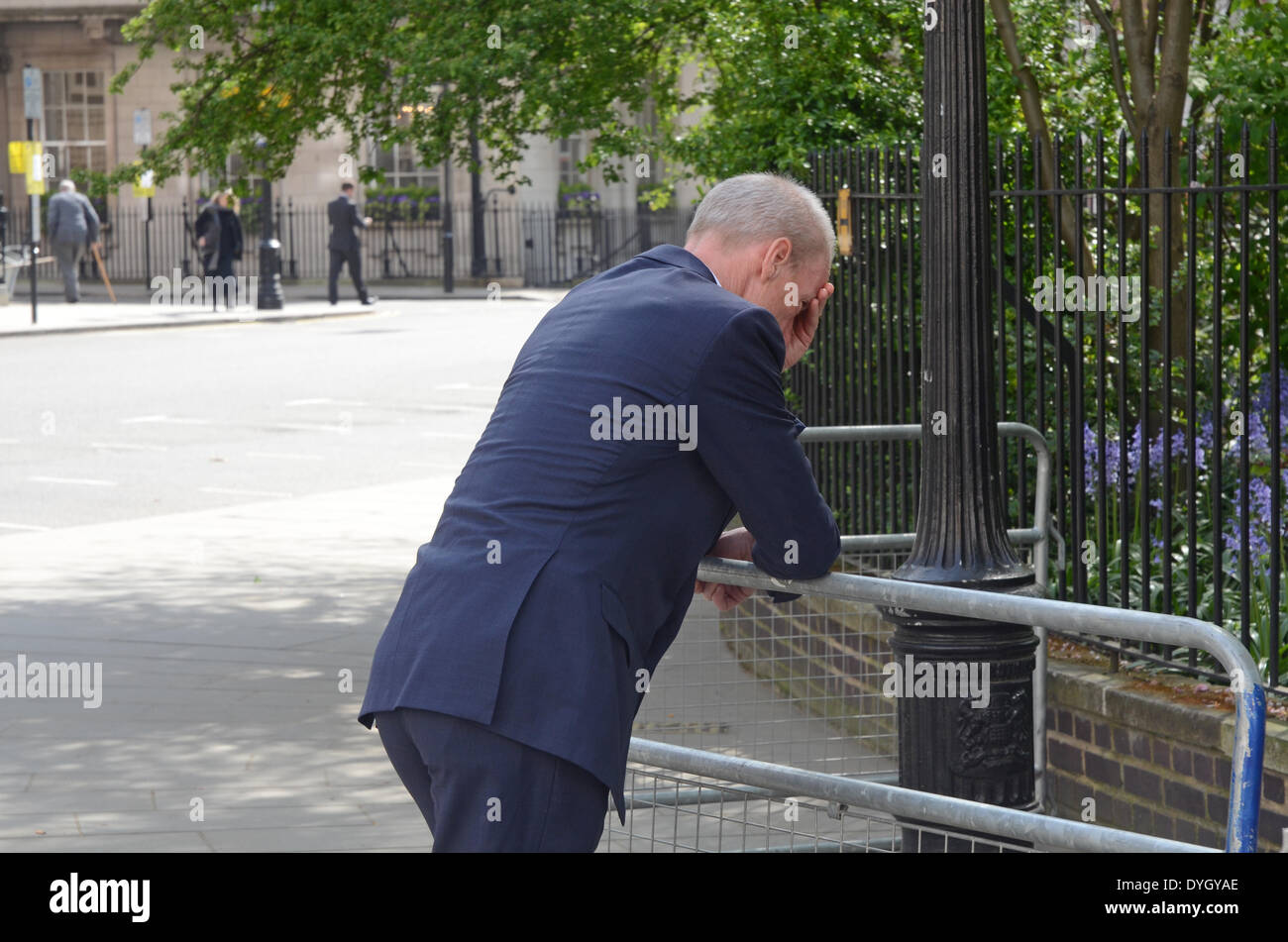 St James Square, London, 17. April 2014, WPC Yvonne Fletcher Mutter Queenie von Familie unterstützt besuchen eine Trauerfeier 30 Jahre nach ihrer Ermordung vor der libyschen Botschaft. Bildnachweis: JOHNNY ARMSTEAD/Alamy Live-Nachrichten Stockfoto