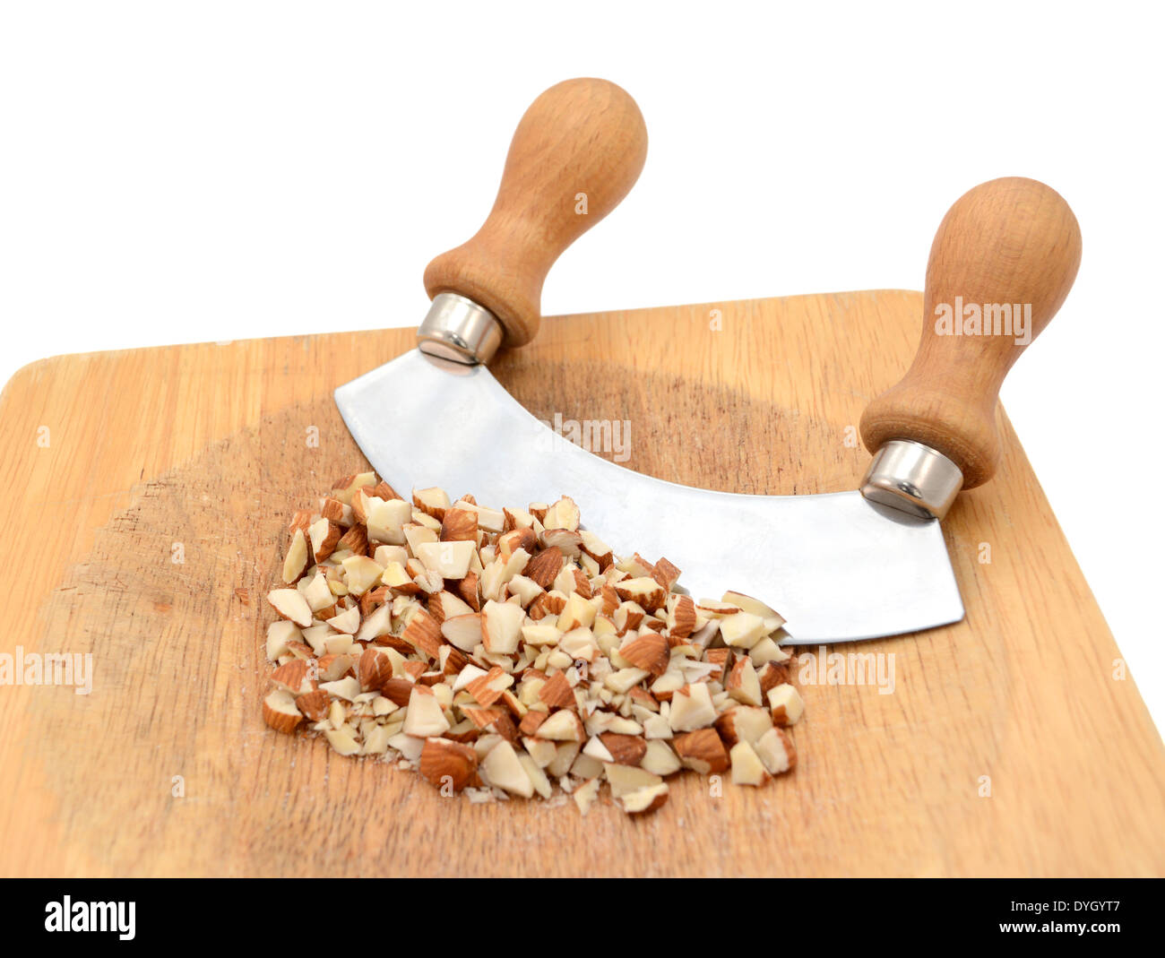 Gehackte Mandeln mit einem rockigen Messer auf ein Schneidbrett aus Holz Stockfoto