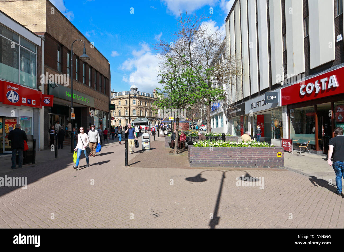 Käufer auf der Queen Street, Barnsley, South Yorkshire, England, Vereinigtes Königreich. Stockfoto