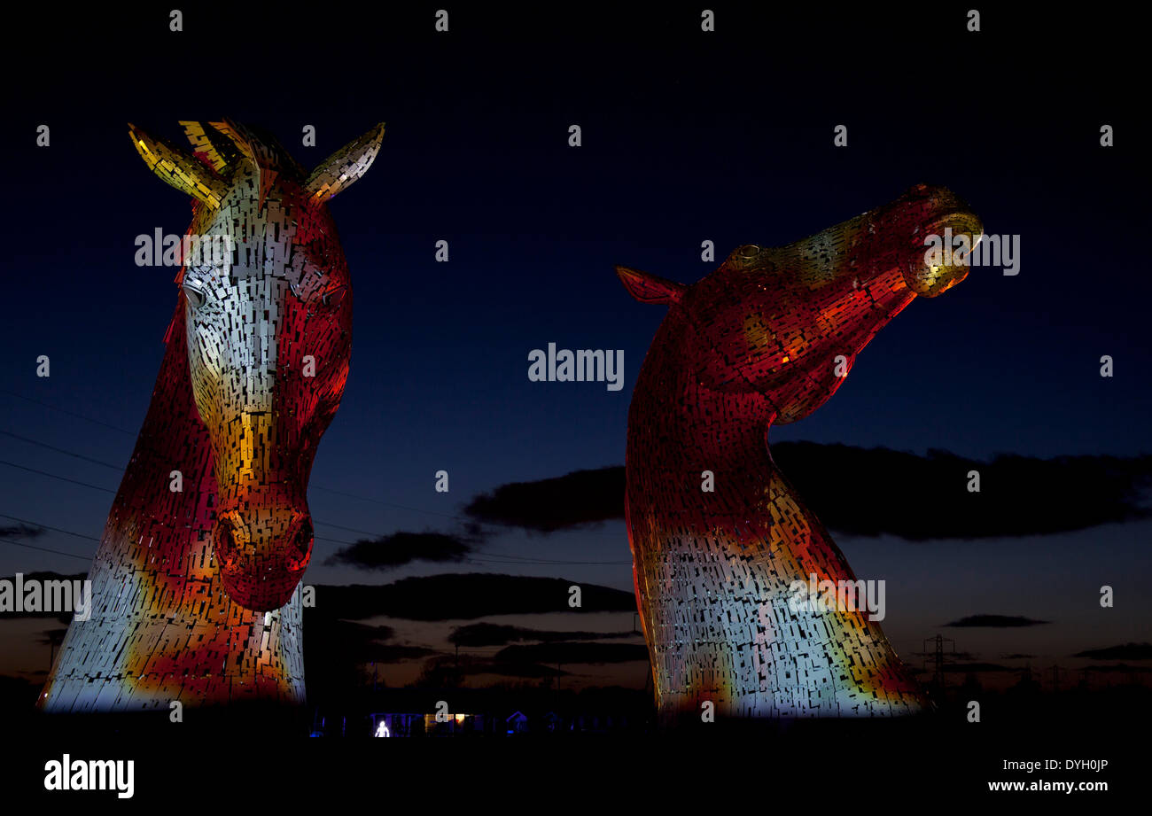 Der Helix Projekt, Falkirk, Schottland, UK. 17.Apr.2014. Andy Scott Giant's equine Kunstwerke "Der Aufbau Digital' der beleuchteten spektakulär, der Aufbau Digital sind 30 Meter hohen Pferd - Skulpturen, neben der Forth-and-Clyde-Kanal in der Helix, eine neue Parklandschaft Projekt gebaut und 16 Gemeinden in der Falkirk Council Gebiet verbunden sind, Schottland Stockfoto