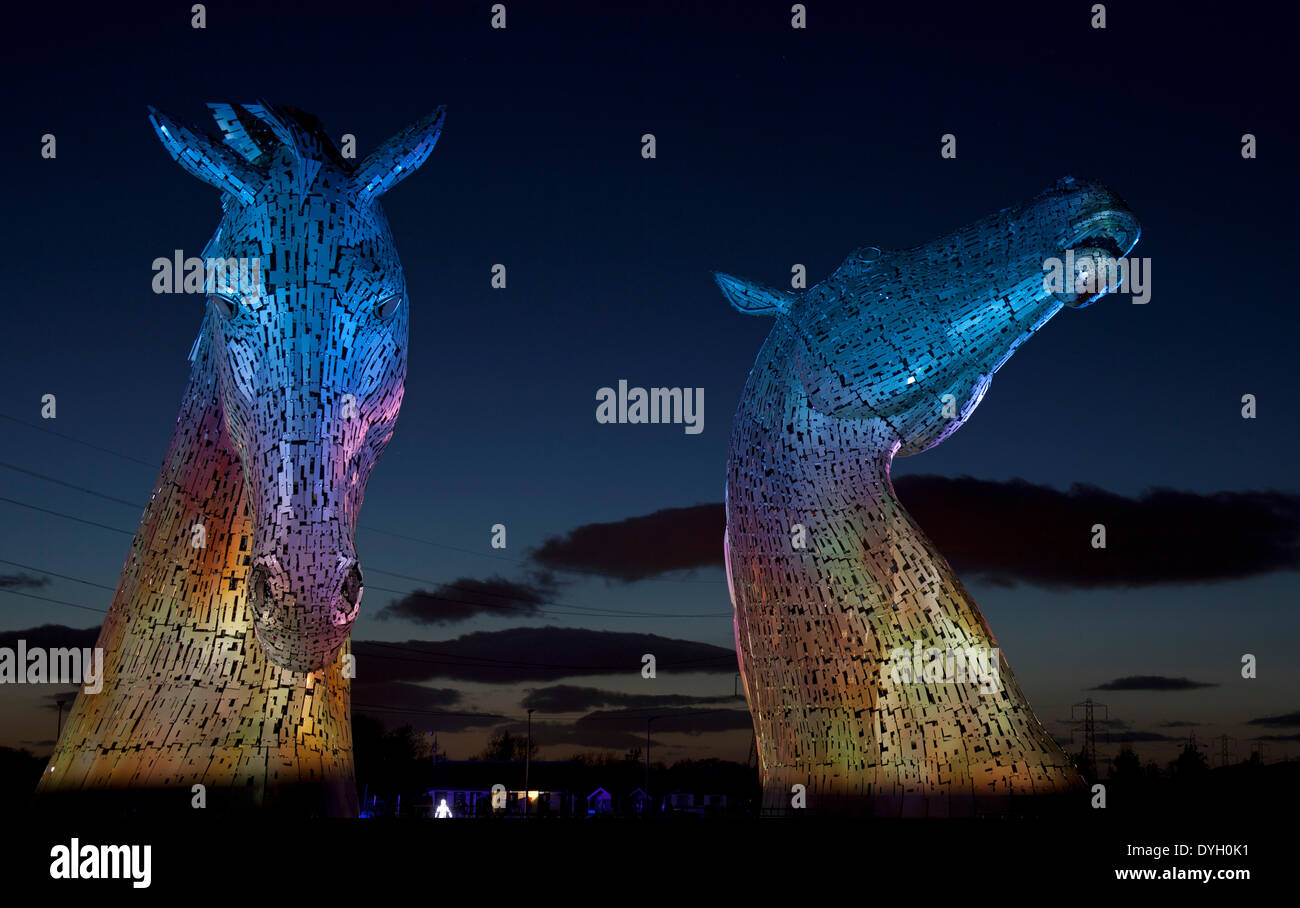 Der Helix Projekt, Falkirk, Schottland, UK. 17.Apr.2014. Andy Scott Giant's equine Kunstwerke "Der Aufbau Digital' der beleuchteten spektakulär, der Aufbau Digital sind 30 Meter hohen Pferd - Skulpturen, neben der Forth-and-Clyde-Kanal in der Helix, eine neue Parklandschaft Projekt gebaut und 16 Gemeinden in der Falkirk Council Gebiet verbunden sind, Schottland Stockfoto