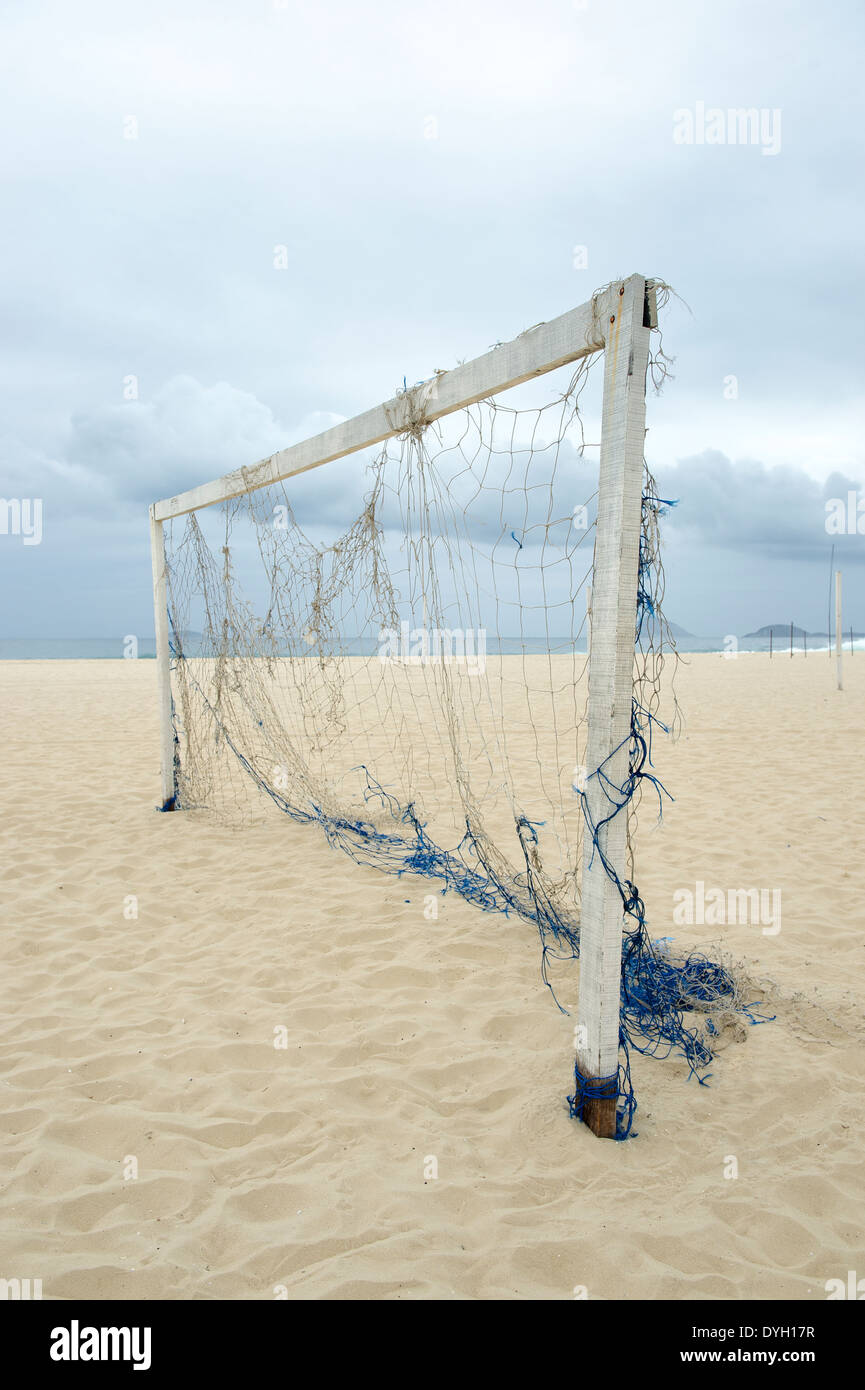 Leere alte Fußball net am Strand in Rio De Janeiro Brasilien mit stürmischen bewölkten Wetter Stockfoto