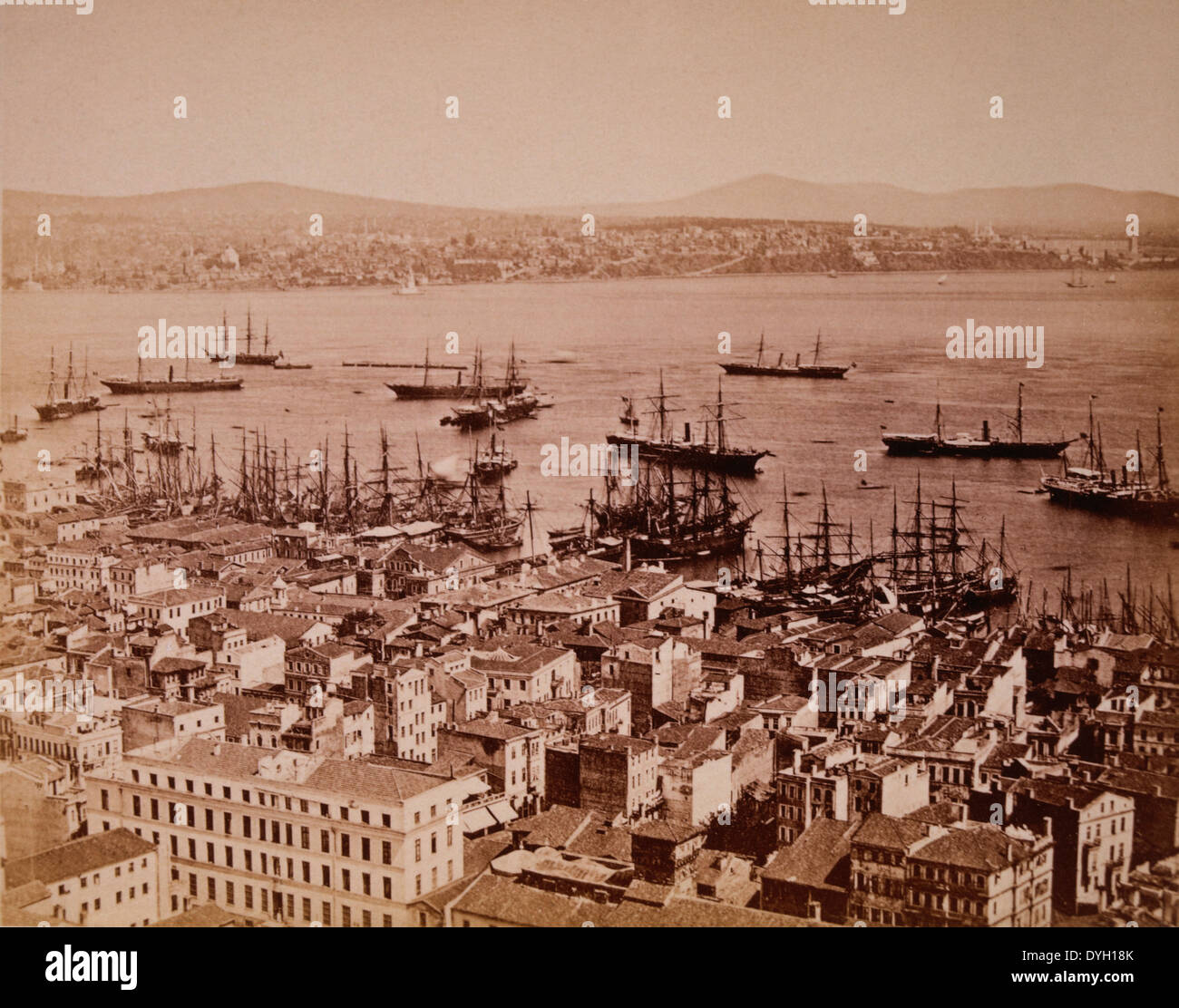 Gebäude entlang der Küste mit Schiffen im Hafen von Konstantinopel (Istanbul), Türkei, um 1880 Stockfoto