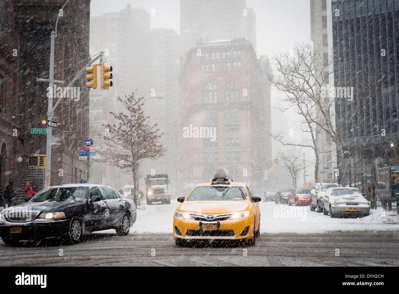 Verkehr in einem Schneesturm in lower Manhattan, New York City, New York. USA Stockfoto