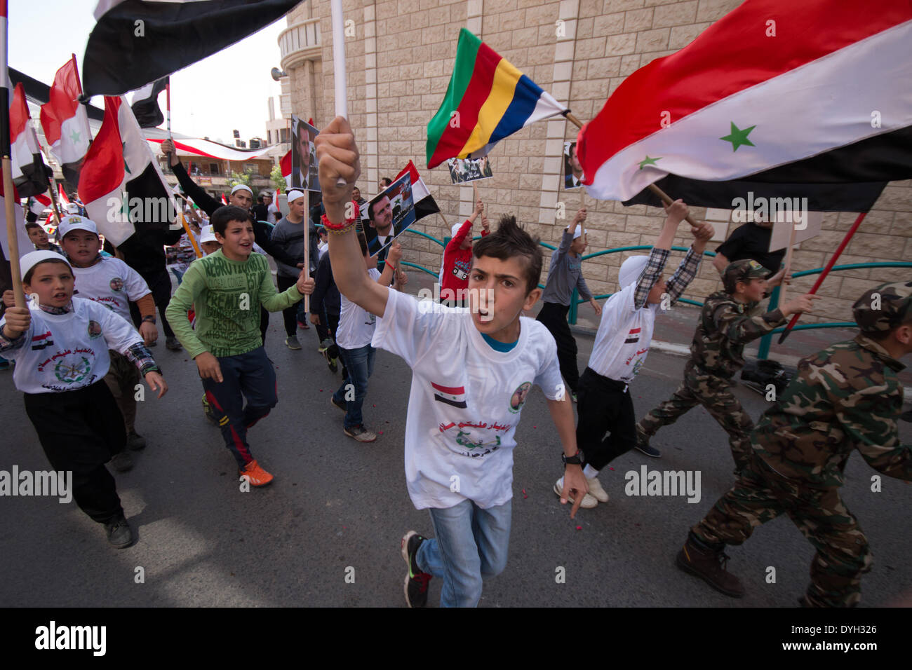 Golan-Höhen. 17. April 2014. Mitglieder der Druze Gemeinschaft besuchen eine Rallye Markierung Syriens Unabhängigkeitstag in Drusen Dorf von Majdal Shams auf den Golan-Höhen, am 17. April 2014. Hunderte von Mitgliedern der Druze Gemeinschaft nahmen an der Kundgebung am Donnerstag, Tag der Unabhängigkeit Syriens zu markieren. Israel die Golanhöhen in einem Krieg von 1967 erfasst und dann im Anhang der strategischen Gebiet mit Blick auf Nordisrael 1981. Bildnachweis: JINI/Xinhua/Alamy Live-Nachrichten Stockfoto