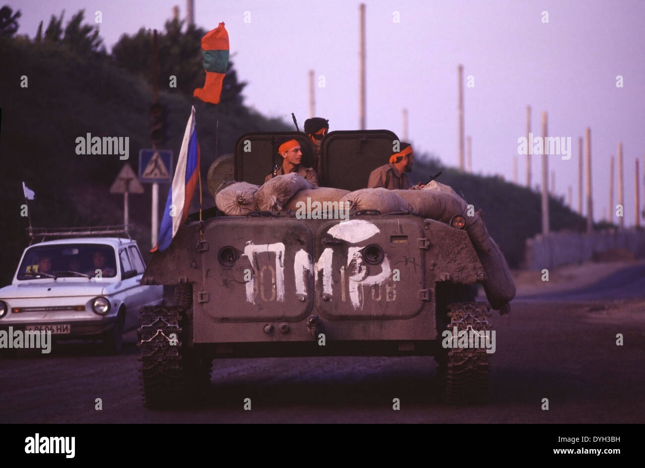 Separatisten Soldaten auf eine sowjetische Ära BMP mit beiden Russisch und Transnistrien Flaggen während der "Krieg der Transnistrien" im Jahr 1992. Stockfoto
