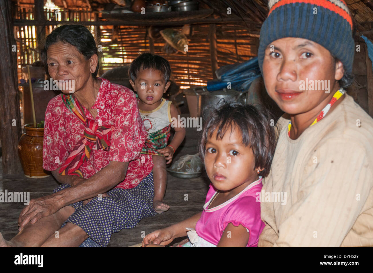 Bunong Stammes-Frauen und Kinder in der Provinz Mondulkiri, Kambodscha Stockfoto