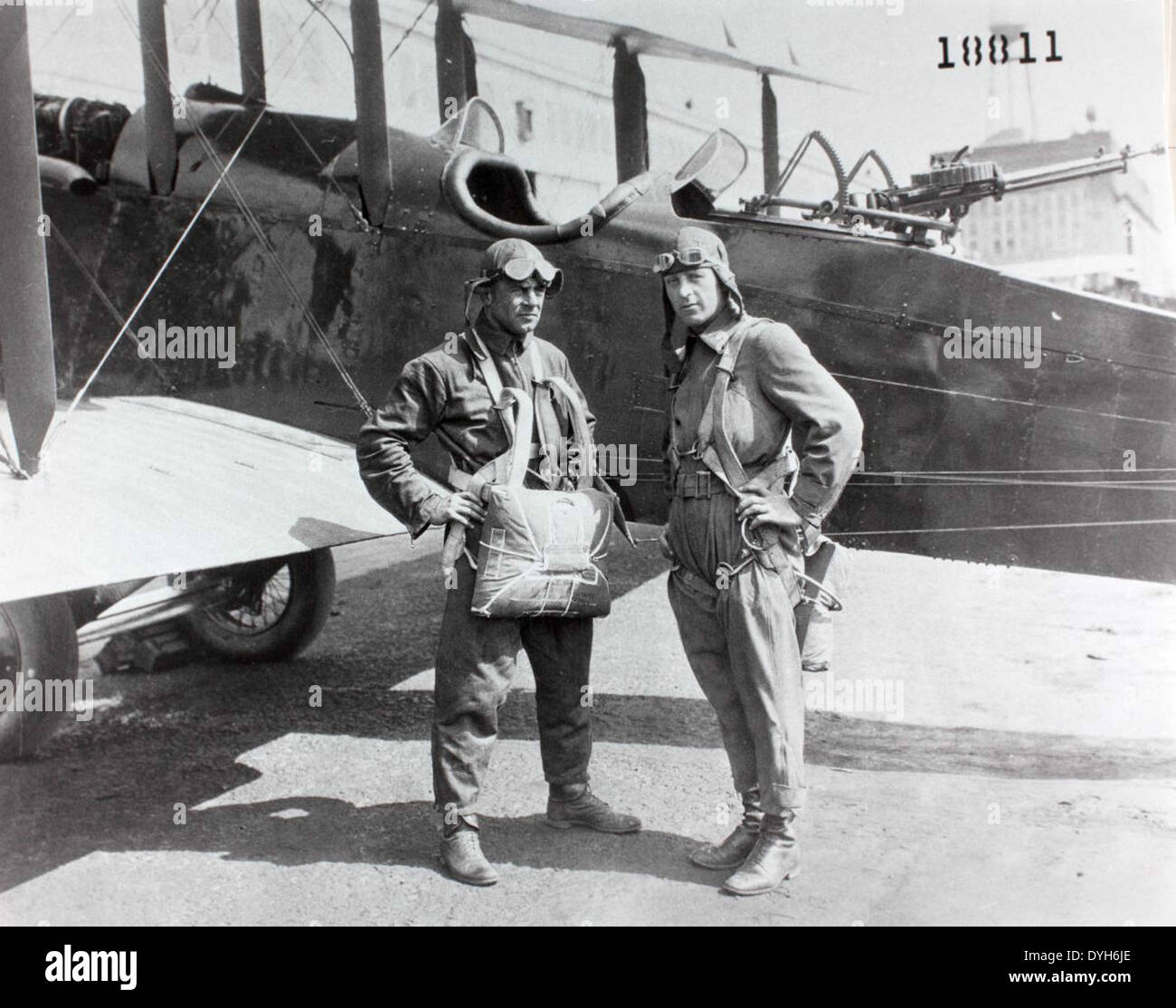 Dieses Foto zeigt Jimmy Doolittle, einen der berühmtesten Piloten Amerikas, der bedeutende Beiträge sowohl für die militärische Luftfahrt als auch für den Luftverkehr leistete. Doolittle wird mit einer Lewis-Pistole und einem Scarff-Ring gesehen, die während des Zweiten Weltkriegs zur Luftverteidigung verwendet wurden. Stockfoto