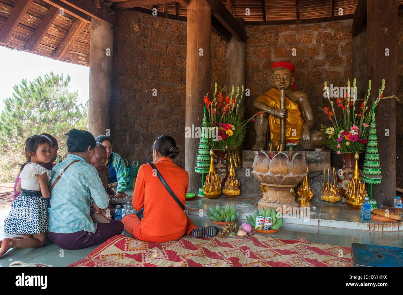Anbeter Engage mit einem Geist Medium zu einem Schrein in der Provinz mondulkiri, Kambodscha Stockfoto