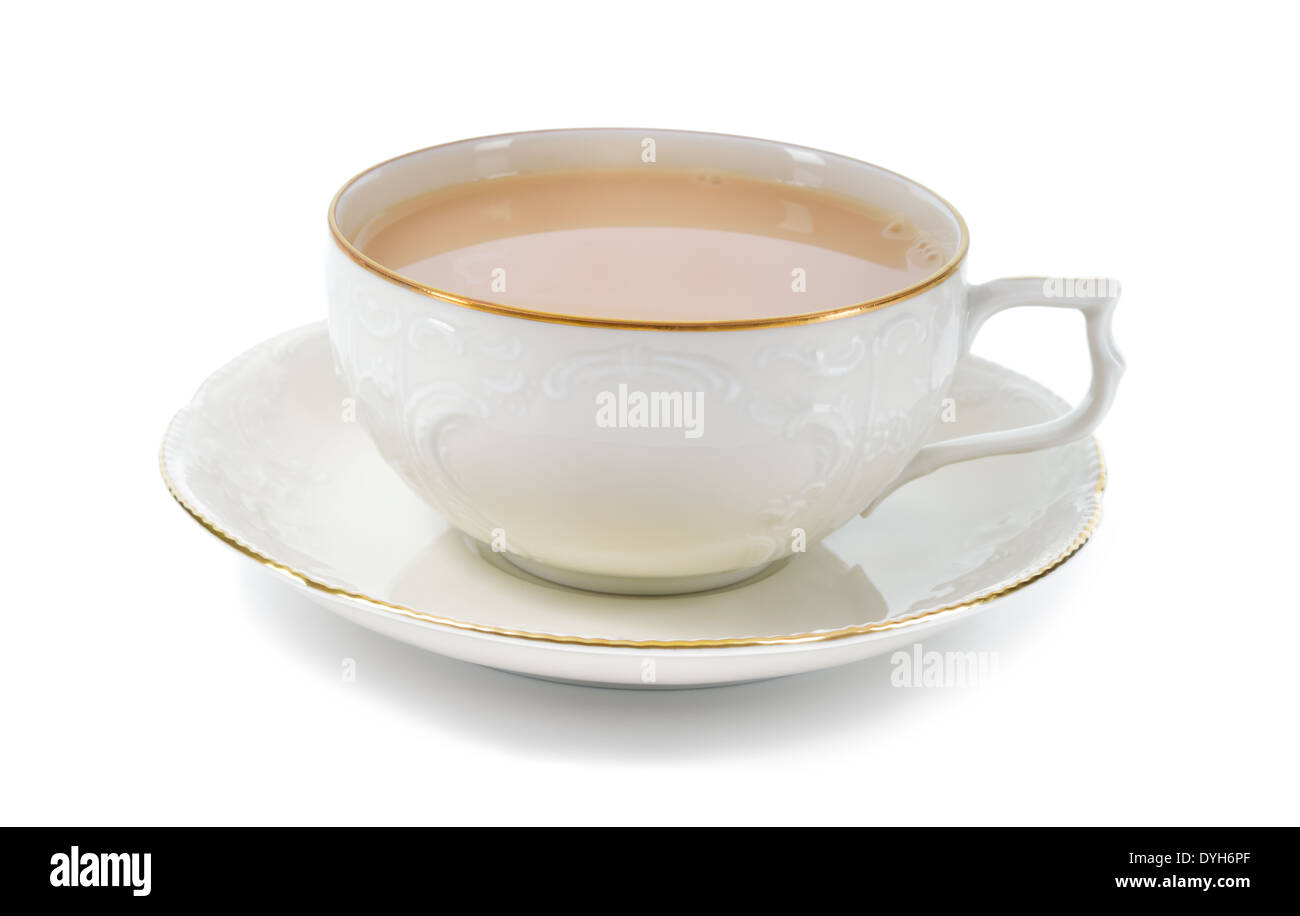 Tee mit Milch in antikem Porzellantasse isoliert auf weißem Hintergrund. Porzellantasse und Untertasse mit zarten Reliefstrukturen. Stockfoto
