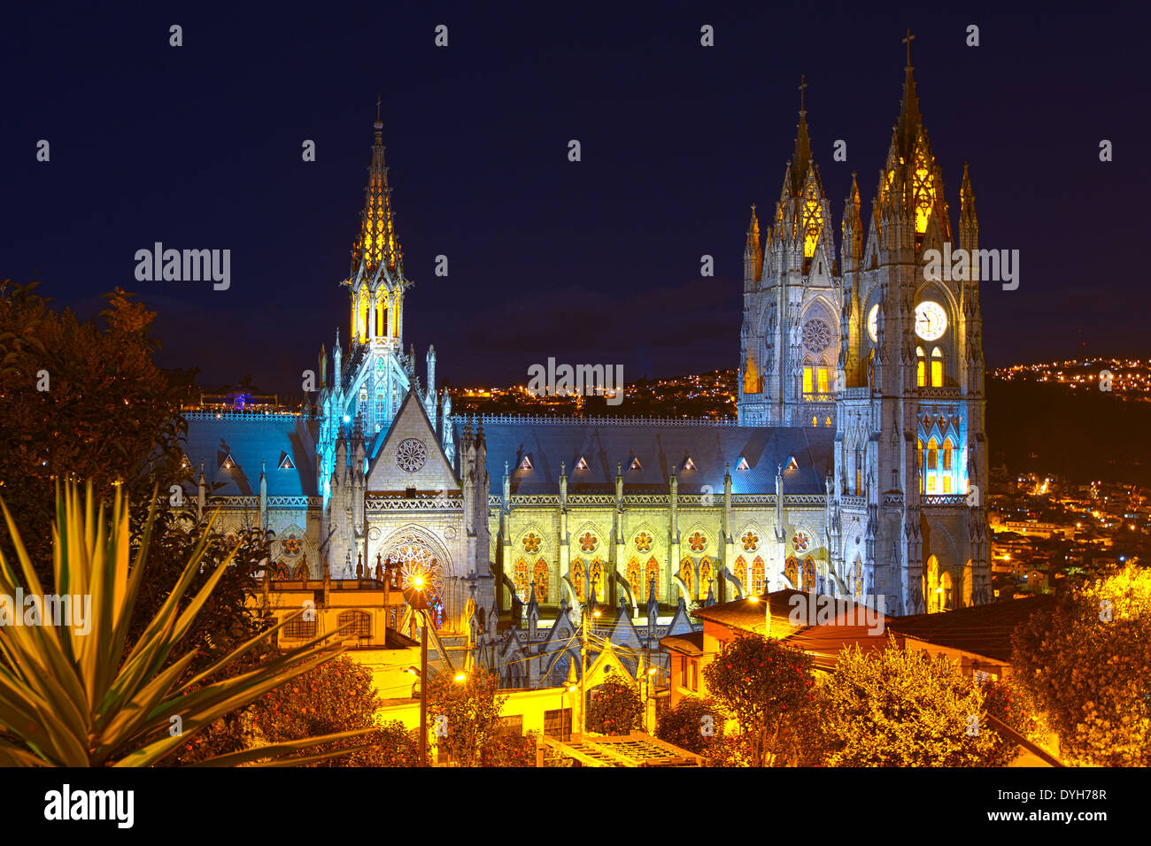 Basilika der nationalen Abstimmung durch die Nacht Quito Ecuador Stockfoto