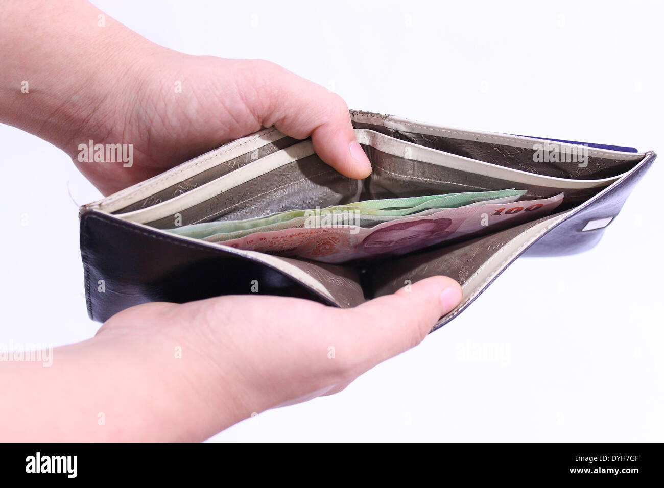 Männliche Hände öffnet eine Brieftasche mit weniger Geld Stockfoto