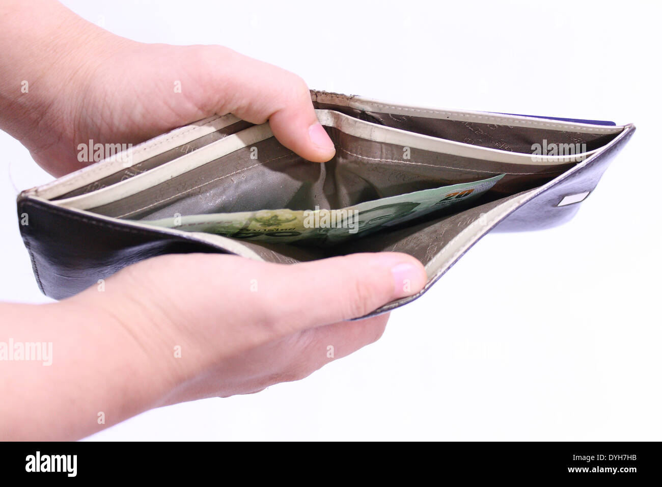 Männliche Hände öffnet eine Brieftasche mit weniger Geld Stockfoto