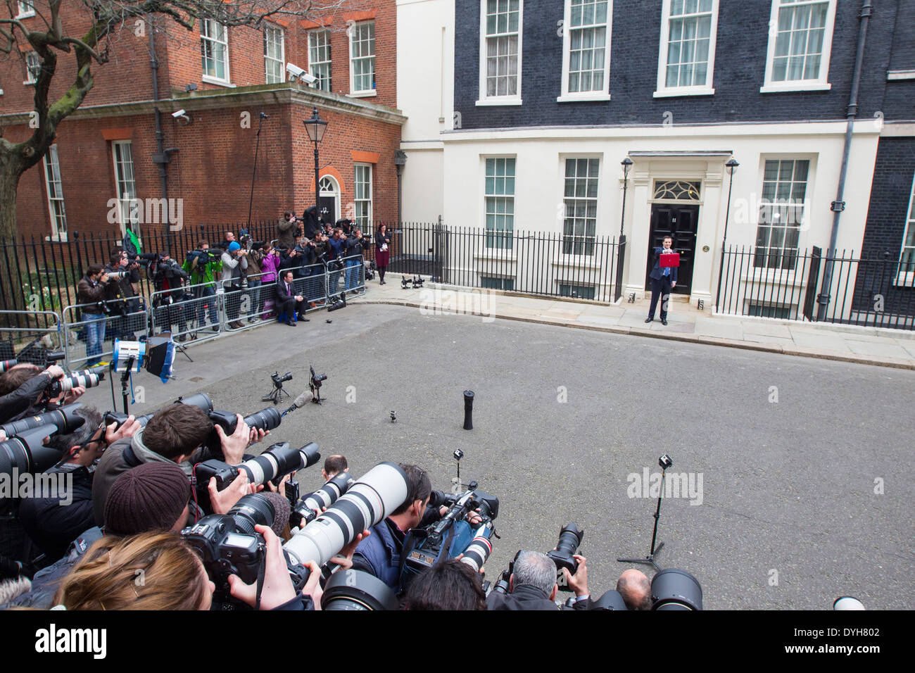 George Osbourne verlässt 11 Downing Street um sein Budget zu liefern Stockfoto
