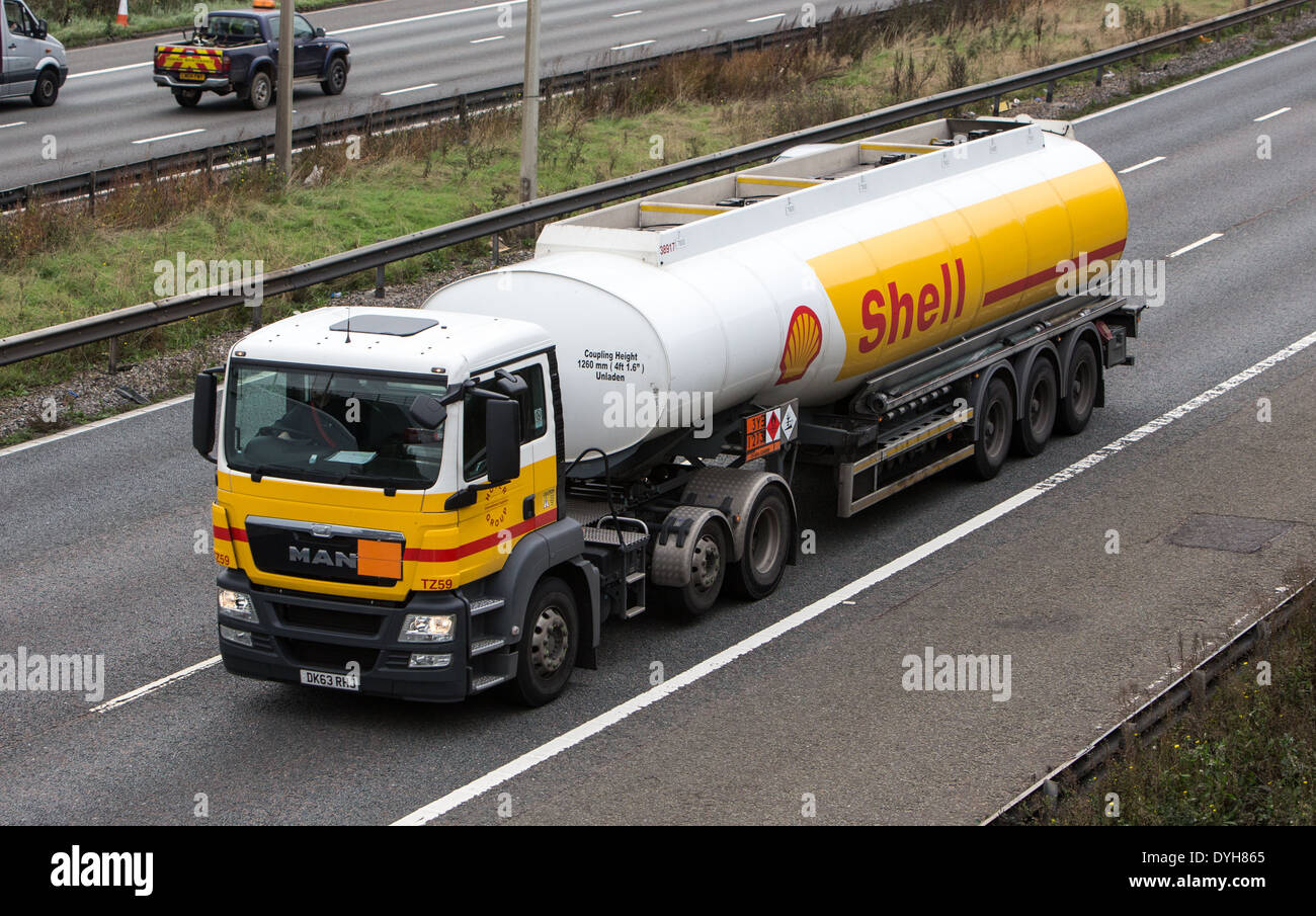Shell LKW auf der M25 liefert Kraftstoff Stockfoto