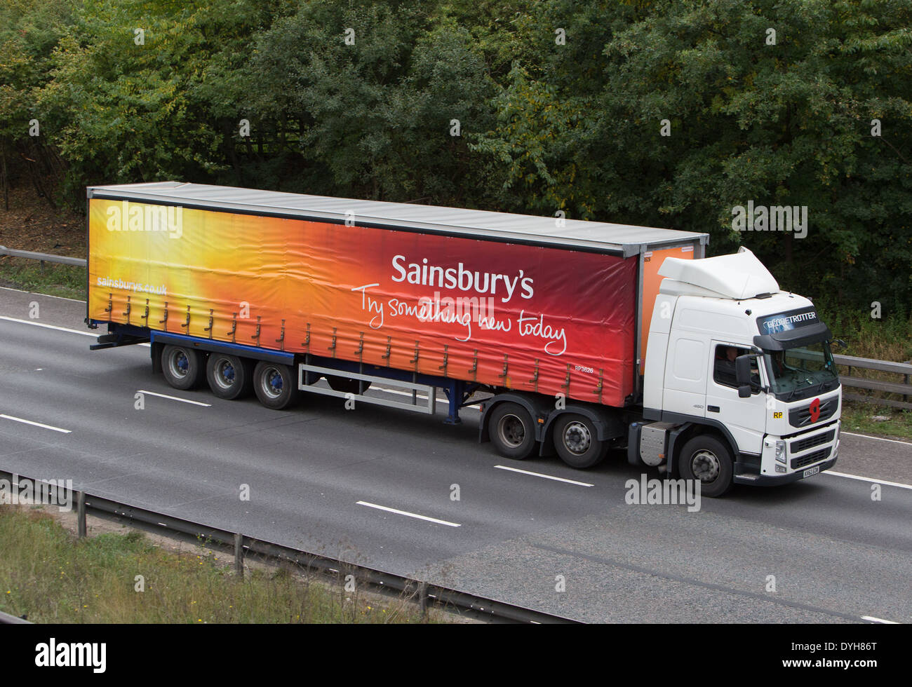 Sainsbury LKW auf Autobahn M25, Bereitstellung von Nahrungsmitteln Stockfoto